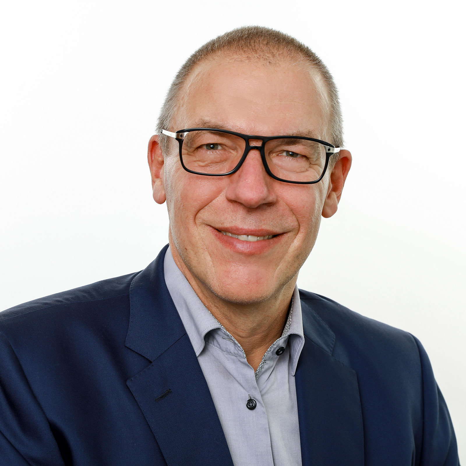 Roberto Mangone, ein Herr mittleren Alters mit Brille und Anzug